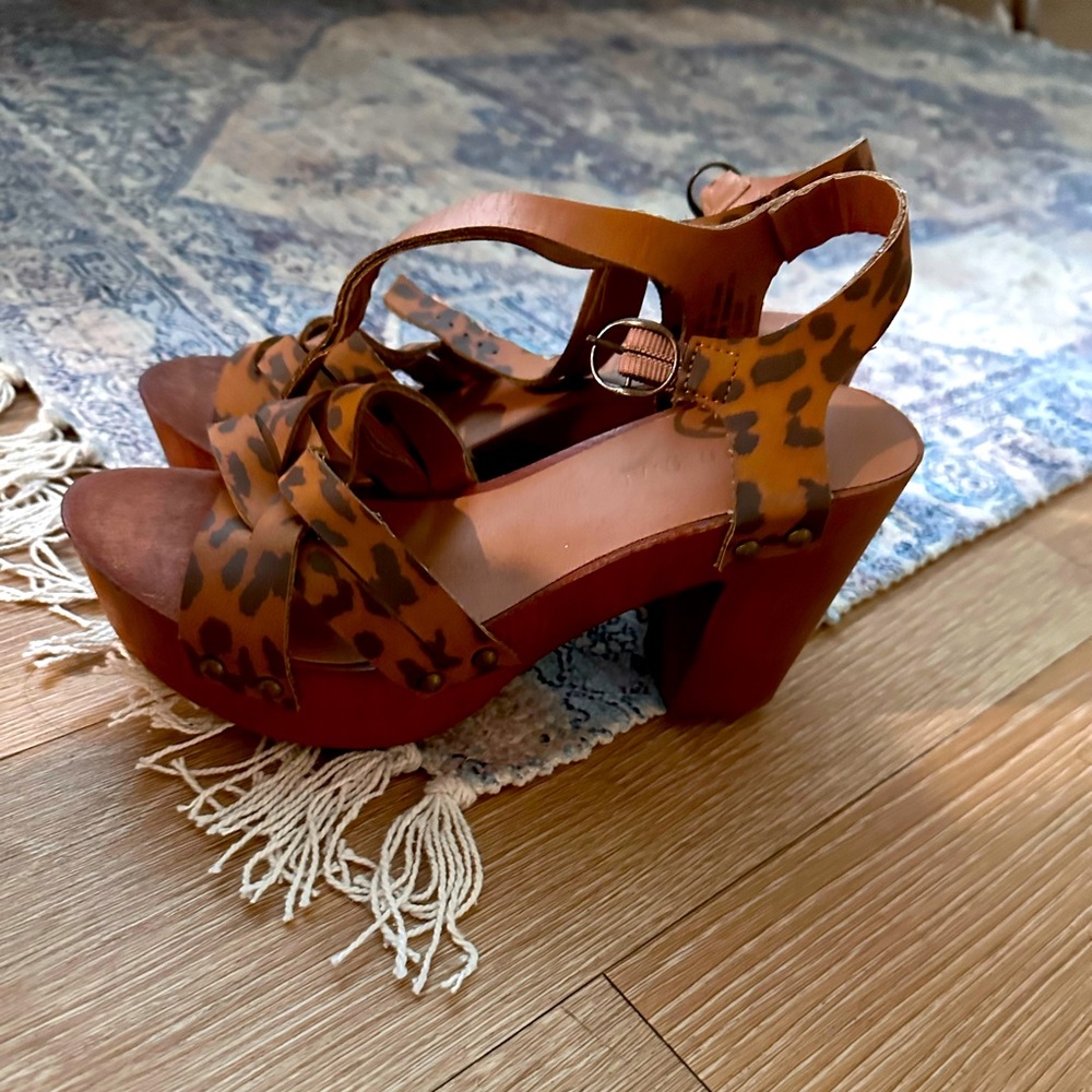 Size 7 cheetah heels. Light use. Comfy.